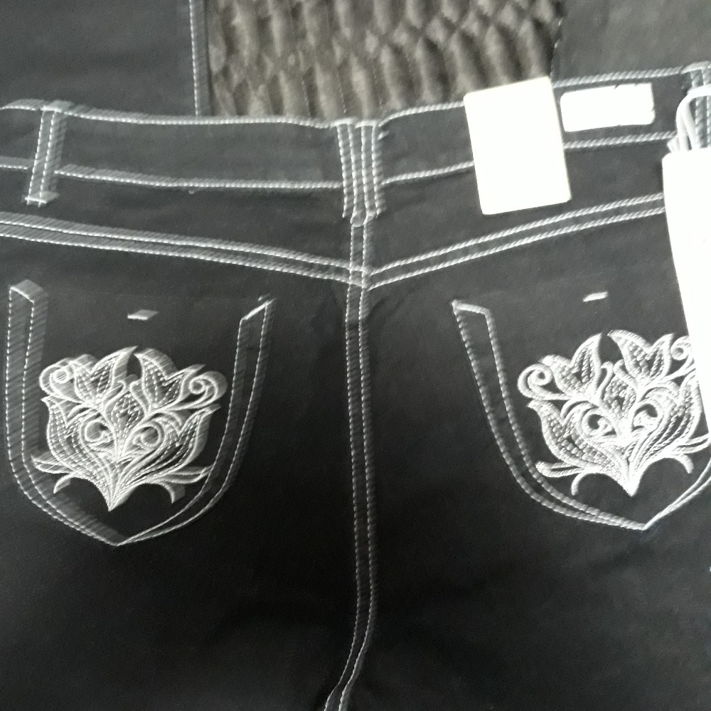 NWT Black skinny jeans